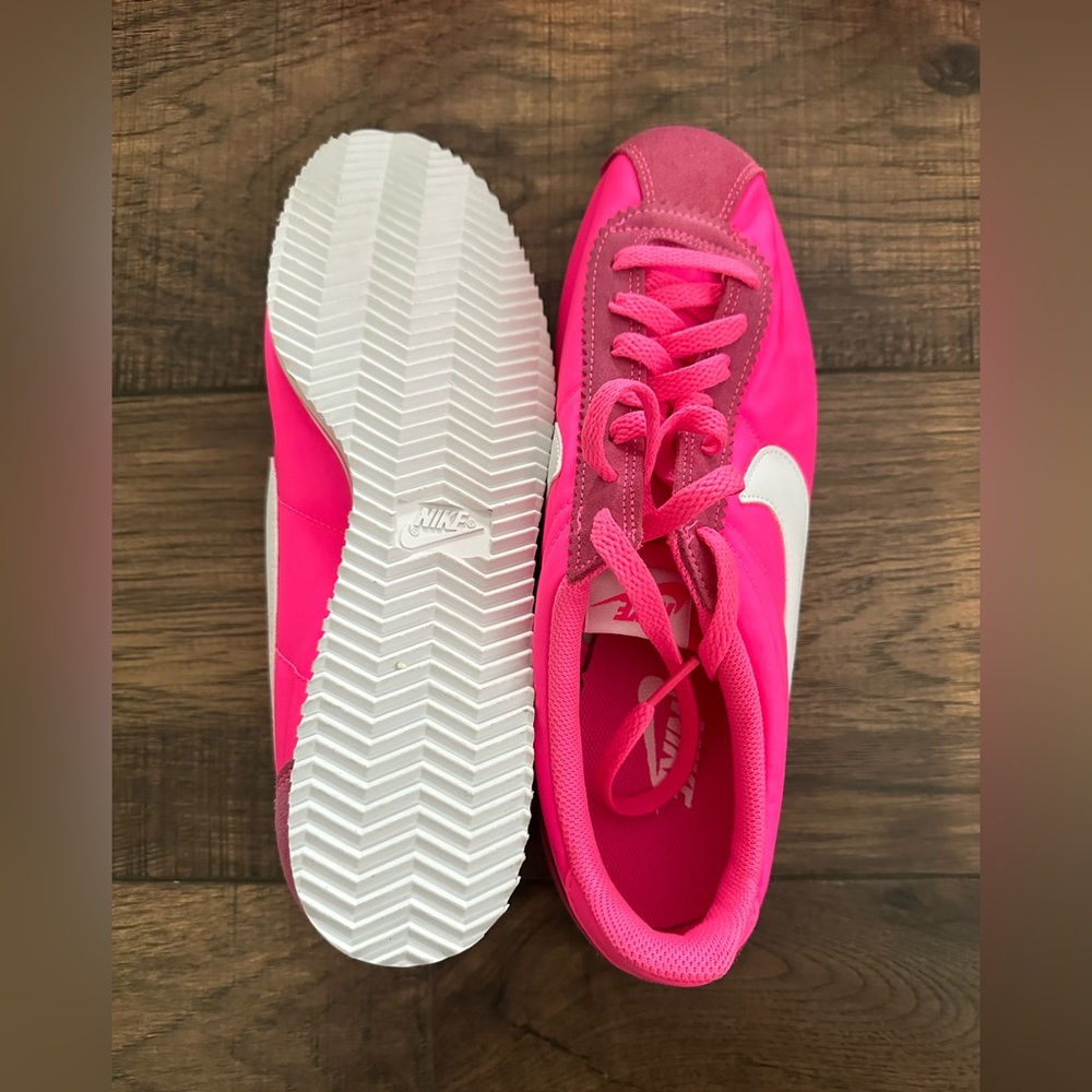 **LOWEST PRICE BEFORE CONSIGNMENT** Nike sneaker